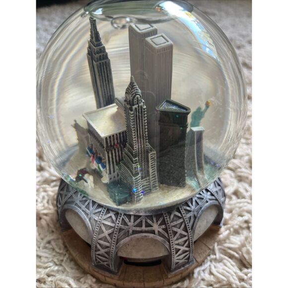 Vintage Bloomingdale's NYC Pre 9/11 Twin Towers Musical/Revolving Snow Globe - Picture 6 of 11